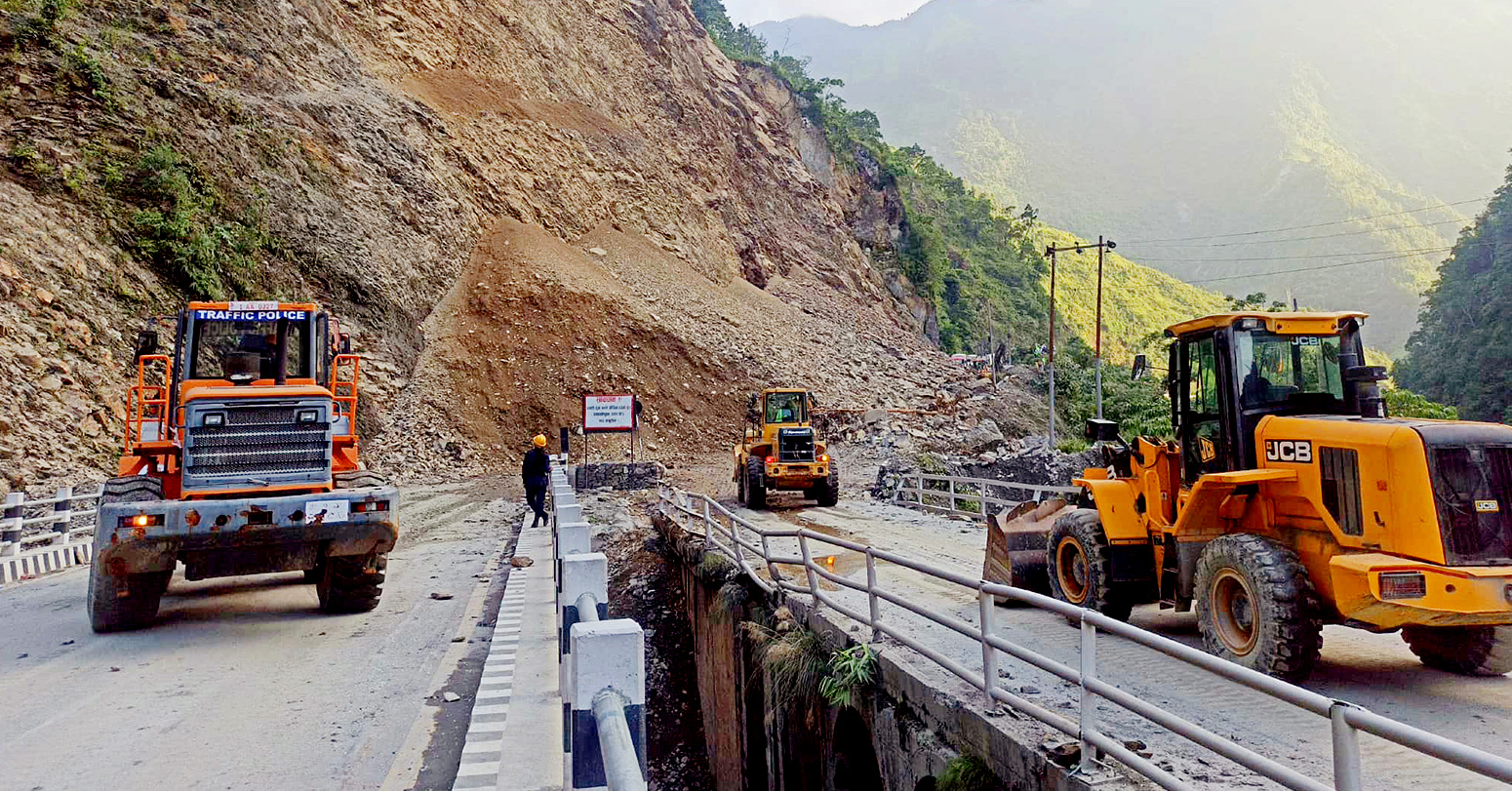 नारायणगढ–मुग्लिन सडकमा पहिरो : ६–७ सय गाडी रोकिँदा हजारौँ यात्रुको बिचल्ली