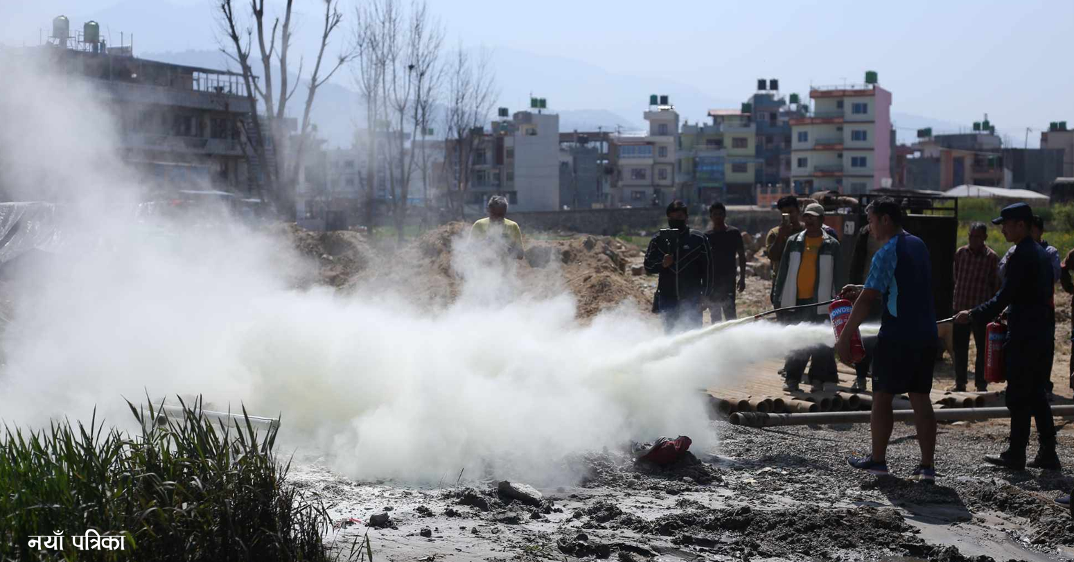 बोरिङ गरेको ठाउँमा लागेको आगो निभ्याे