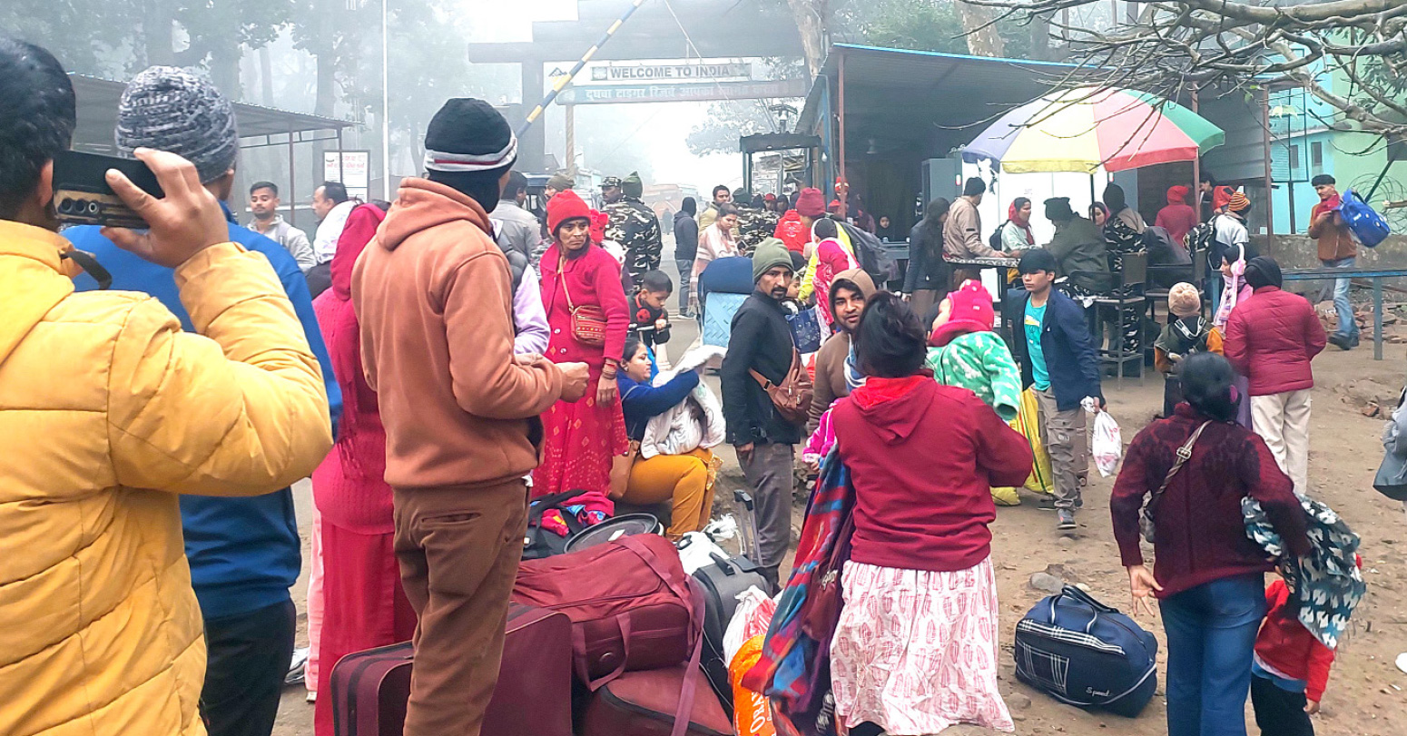 नाकामा रोकिएन नेपालीसँग पैसा असुली : सामानको पोका हेरेर भारतीय भन्सार कर्मचारीले व्यक्तिपिच्छे असुल्छ दुई सय भारुसम्म